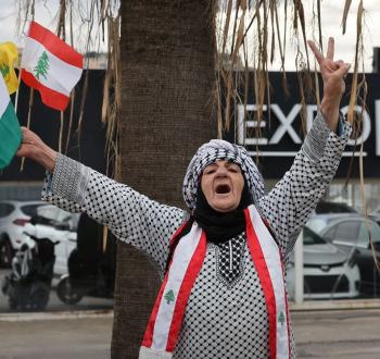 مواطنة لبنانية ترفع شارة النصر وعلم لبنان.jpg