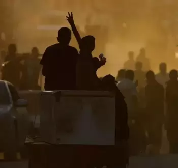 طفل فلسطيني يرفع شارة النصر خلال النزوح داخل قطاع غزة.txt