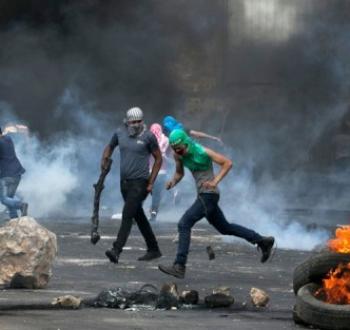 صورة أرشيفية لشبان فلسطينون خلال مواجهات في الضفة الغربية