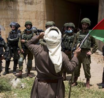 حاج فلسطيني يواجه جنود الاحتلال المدججين بالسلاح.jpg