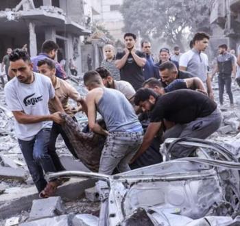 انتشال شهداء عقب قصف مبنى في غزة.jpeg