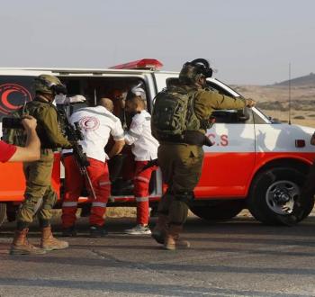 صورة لجنود الاحتلال خلال الهجوم على مركبة إسعاف تابعة للهلال الأحمر الفلسطيني.jpg