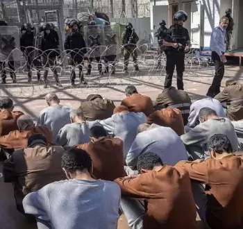 جنود الاحتلال يحتجزون أسرى فلسطينيين.webp