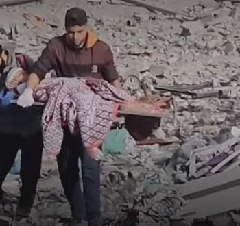 صورة أرشفية لنقل إحدى الاصابات معد غارة إسرائيلية