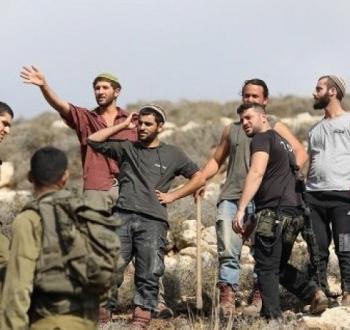 مستوطنون بحماية قوات الاحتلال.jpeg