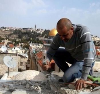 مواطن فلسطيني يهدم منزله في القدس المحتلة.jpg