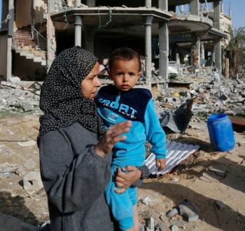 مدنيون فلسطينيون أمام منازل مدمرة في قطاع غزة