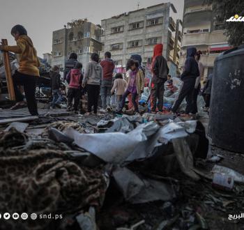 أطفال فلسطينيون على ركام خيامهم التي قصفت في النصيرات.jpg