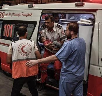صورة أرشيفية لعملية خلال إجلاء أطفال مرضى في قطاع غزة