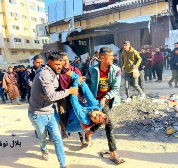نقل شهيد فلسطيني عقب استهداف إسرائيلي لمدنيين في غزة