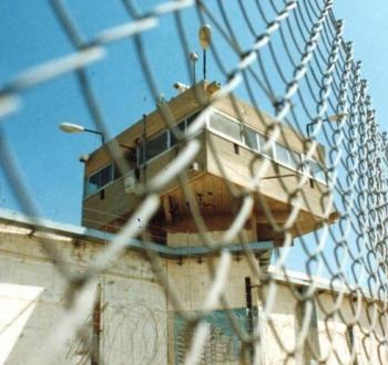 برج مراقبة لقوات الاحتلال على إحدى السجون.jpg