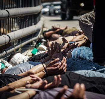 عمال فلسطينيون خلال اعتقالهم بالداخل المحتل.jpg