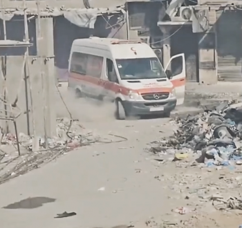 لحظة استهداف سيارة إسعاف عند مدخل مستشفى كمال عدوان وإصابة من بداخلها
