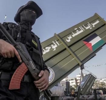 عنصر من سرايا القدس أمام قاذفة صواريخ في قطاع غزة