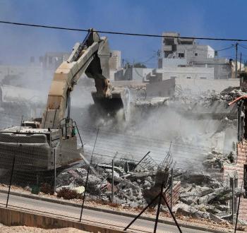 جرافة تابعة لقوات الاحتلال تهدم منازل للفلسطينيين جنوبي القدس.jpg
