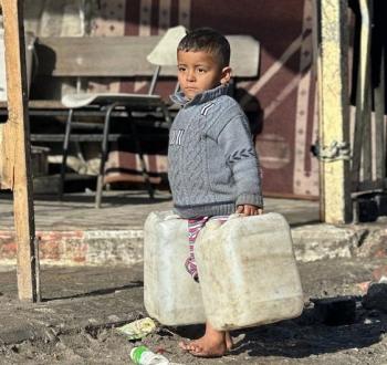 طفل فلسطيني في قطاع غزة يبحث عن الماء