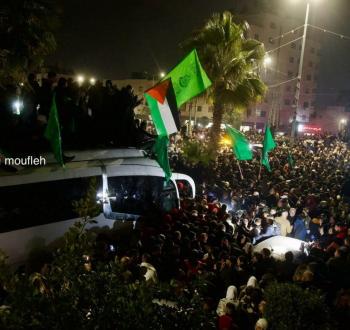 فلسطينيون يحتفلون بتحرر أسراهم من سجون الاحتلال