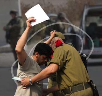 معاناة المواطنين على الحواجز الإسرائيلية بالضفة.jpg