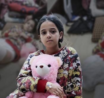 الطفلة مها مهنا مبتورة الساق بسب غارة إسرائيلية في وسط قطاع غزة