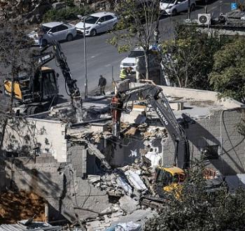 جرافات الاحتلال تهدم منزلا فلسطينيا