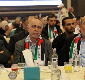رئيس المجلس القيادي لحركة حماس محمد درويش يتوسط خليل الحية (يمين الصورة) وزياد النخالة (يسارًا).jpg