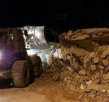 جرافات عسكرية إسرائيلة تهدم منزل أسير.jpg