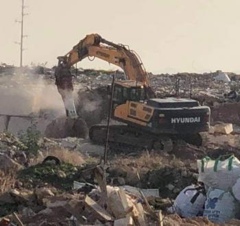 جرافة تابعة للاحتلال تهدم منشأة فلسطينية.jpg