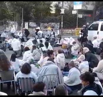مستوطنون يغلقون شارعا بالقدس مطالبين بصفقة تبادل.jpeg