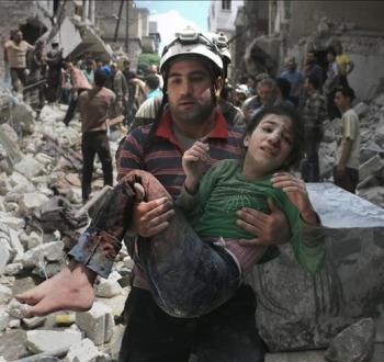 انتشال أطفال ونساء من مكان قصف ومجزرة إسرائيلية في قطاع غزة.jpg