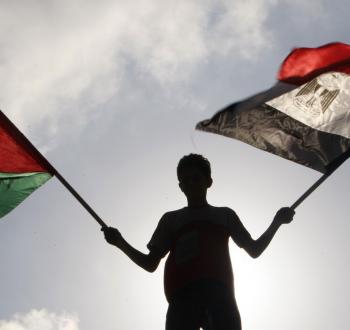 صورة تعبيرية.. علما مصر (يمين الصورة) وفلسطين (يسارا).jpg