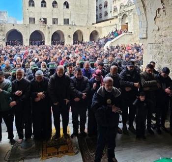 جانب من صلاة الجمعة في المسجد العمري الكبير وسط غزة