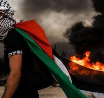 شاب فلسطيني خلال مواجهات مع الاحتلال في الضفة الغربية.jpg
