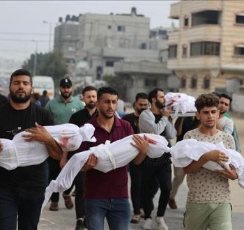 فلسطينيون يشيعون أطفالًا استشهدوا في العدوان على غزة.jpg