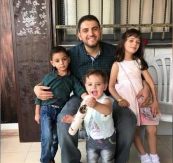 الصحفي محمد نمر عصيدة رفقة أطفاله.jpg