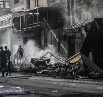 فلسطينيون خلال تفقد محال تجارية أحرقها الاحتلال وسط جنين.webp