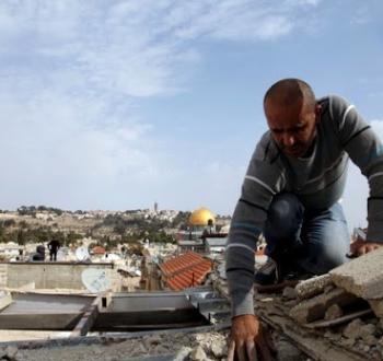 فلسطيني يهدم منزله ذاتيا في القدس.jpg