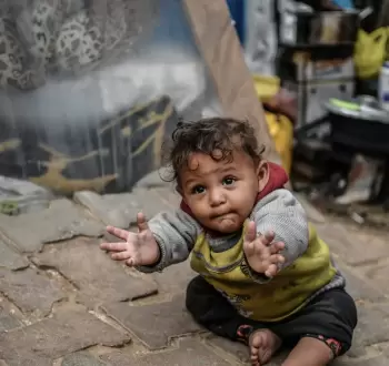 طفل فلسطيني نازح في قطاع غزة بسبب الإبادة التي ارتكبتها تل أبيب.webp