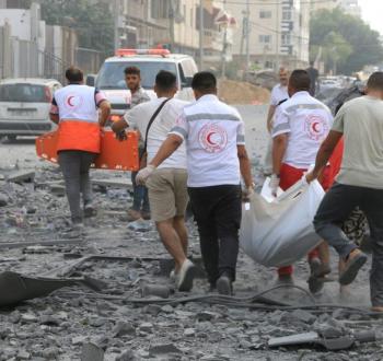 طواقم الهلال الأحمر في غزة.jpg