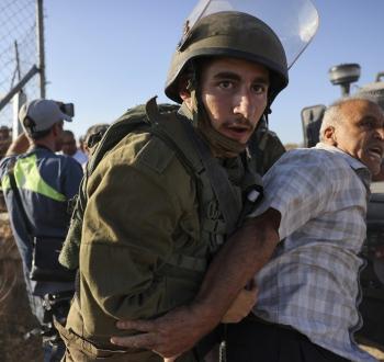 اعتقال مواطن فلسطيني خلال اعتداءات في الضفة الغربية.jpg