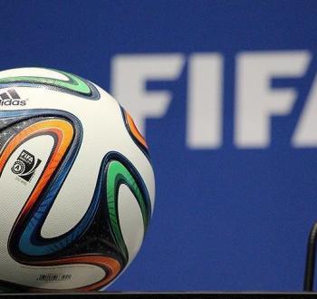 فيفا يمنع 5 أندية من قيد لاعبين جدد