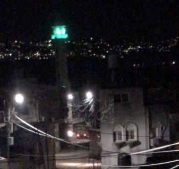 قوات الاحتلال تحاصر مسجدا أوى له نازحون بطولكرم
