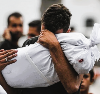شاب فلسطيني من غزة يشيع جثمان طفلته.png