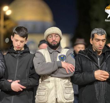 عشرات الآلاف يؤدون صلاة التراويح بالمسجد الأقصى