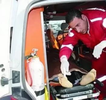 طةاقم الهلال الأحمر تنقل إصابة .jpg