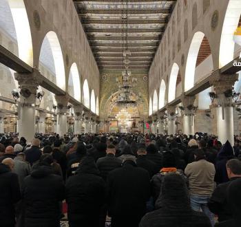 عشرات الآلاف يؤدون صلاتي العشاء والتراويح في المسجد الأقصى
