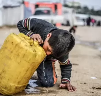 طفل فلسطيني يشرب المياه في غزة.webp