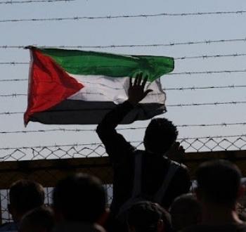 خلال وقفة تضامنية مع الأسرى قرب سجن عوفر العسكري.jpg
