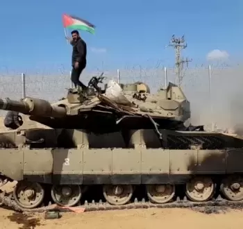 علم فلسطين على دبابة.