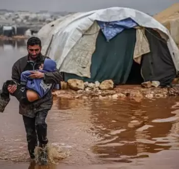فلسطيني في غزةيحمل طفله.webp