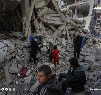 فلسطينيون يتفقدون منزلي عائلتي أبو عكر والصيفي في حي الشجاعية وسط مدينة غزة عقب غارة جوية إسرائيلية الليلة الماضية.